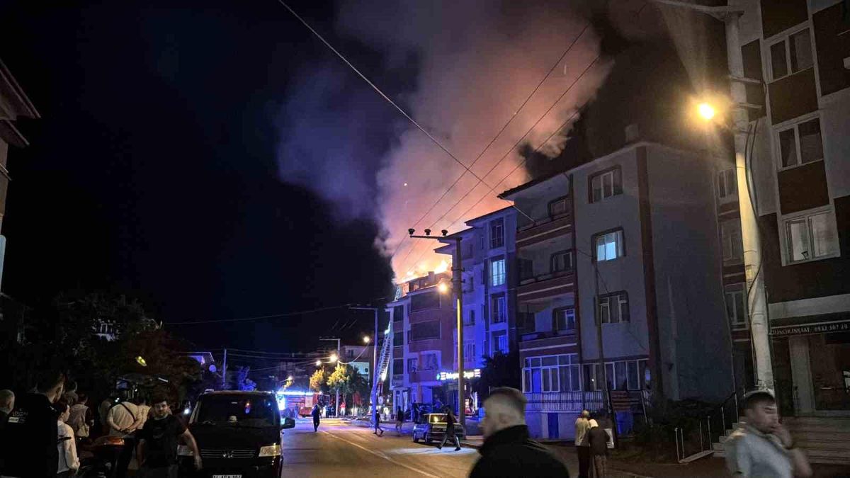 Bolu'da apartmanda çıkan yangında alevler geceyi aydınlattı: Patlama sesleri paniğe neden oldu