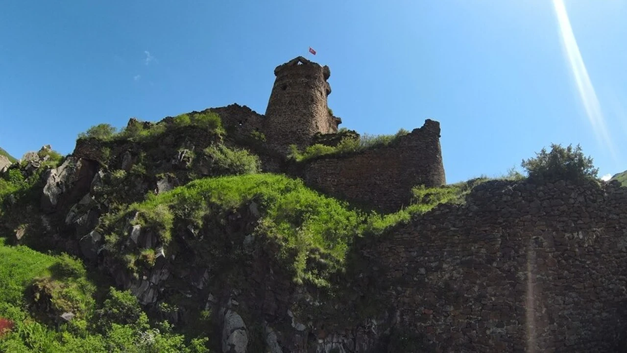 Ardahan’da Şeytan Kalesi ve Karaçay Kanyonu ziyaretçilerini bekliyor