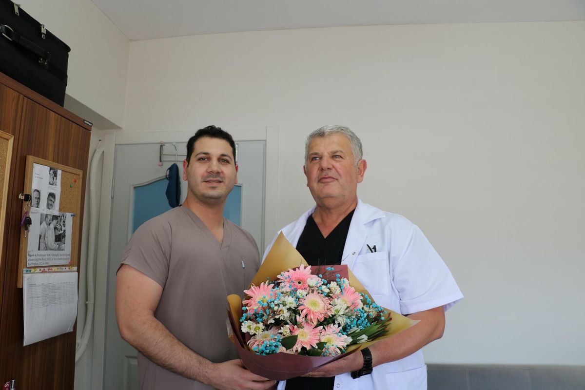 Kendisi gibi doktor olan babasına hastanede sürpriz Babalar Günü kutlaması