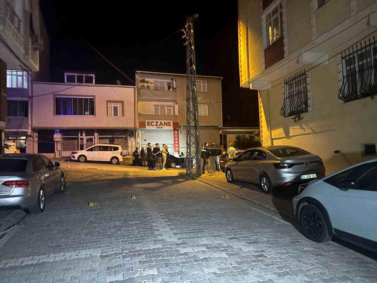 Esenyurt'ta iki grup arasında silahlı çatışma kamerada