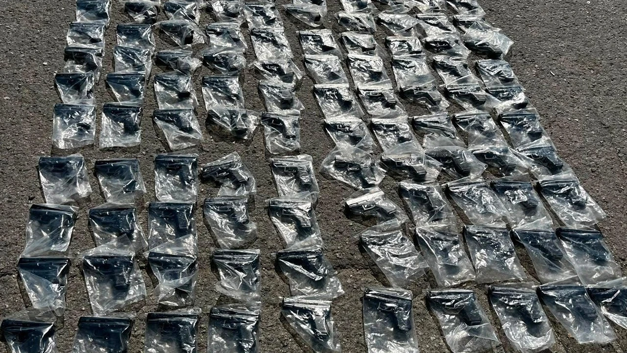 Tuzla’da gizli bölmeden çıkanlar şaşkına çevirdi: 120 ruhsatsız silah ele geçirildi!