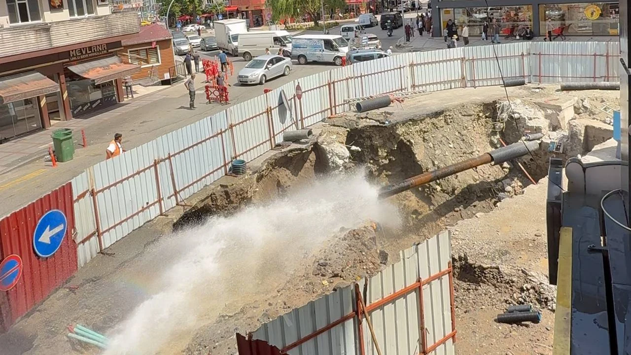 Tarihi köprünün restorasyon çalışması sırasında su borusu patladı