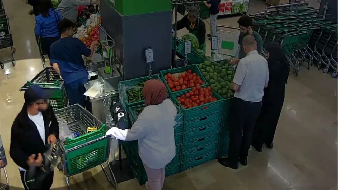 Alışveriş arabasını gözüne kestirdi! Servet değerindeki çantayı çaldı