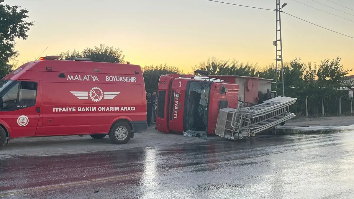 Malatya'da yangına giden itfaiye aracı devrildi: 3 personel yaralı