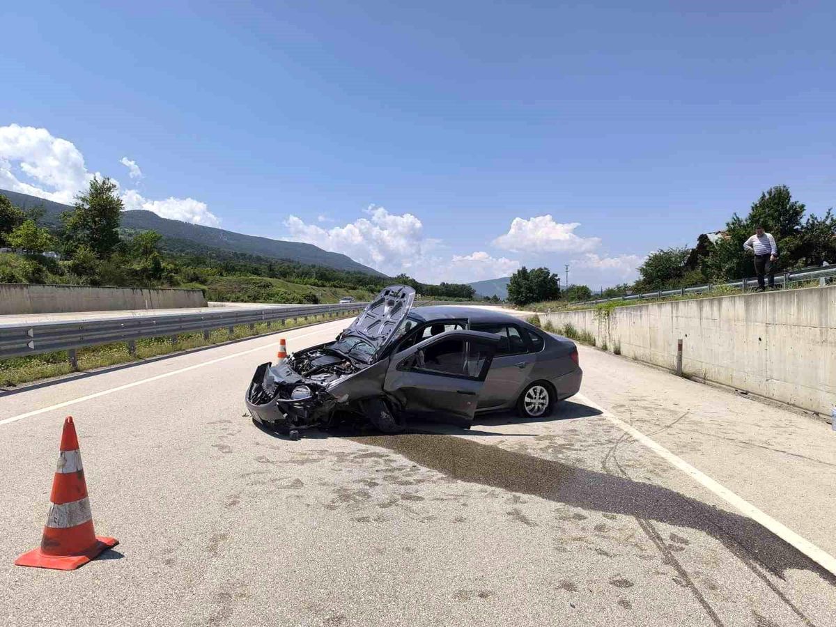 Kastamonu'da otomobil istinat duvarına çarptı: 2 yaralı