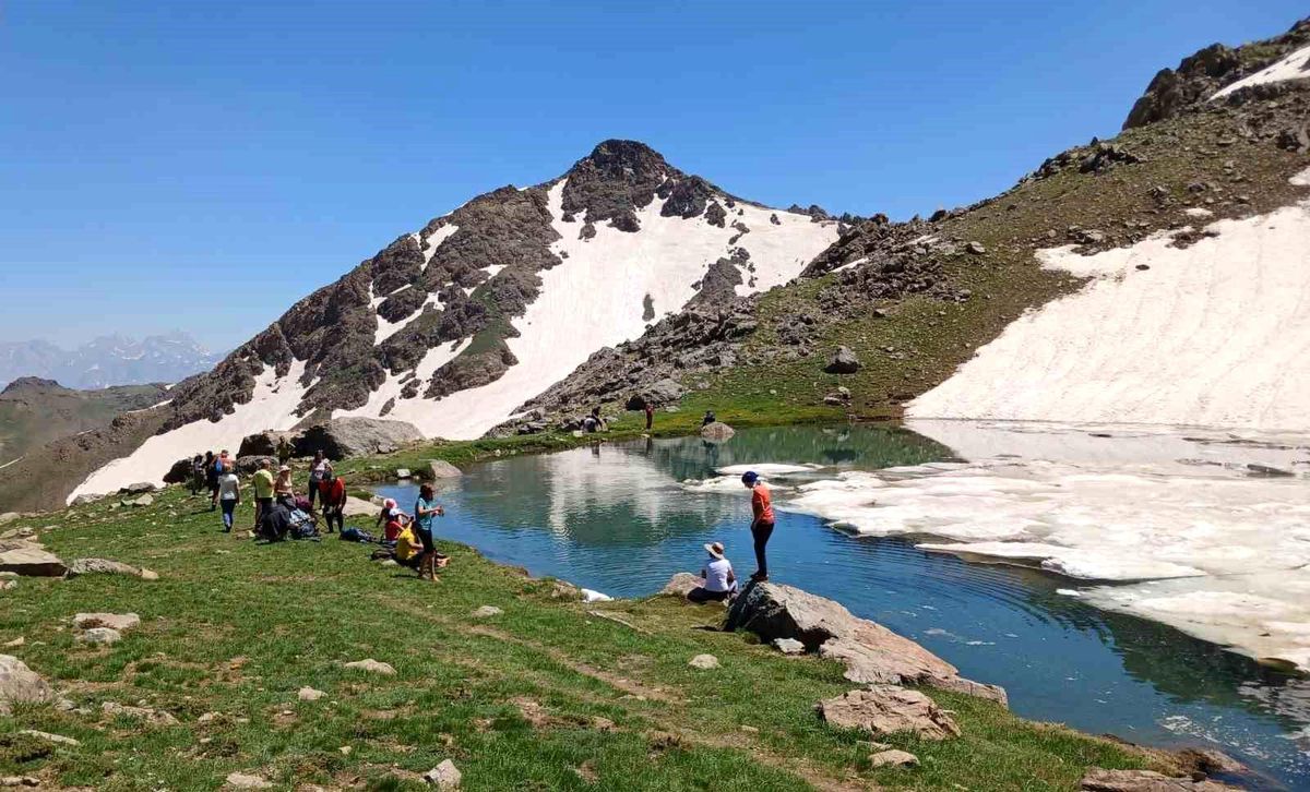 Temmuz ayında buzlu gölde yüzme keyfi