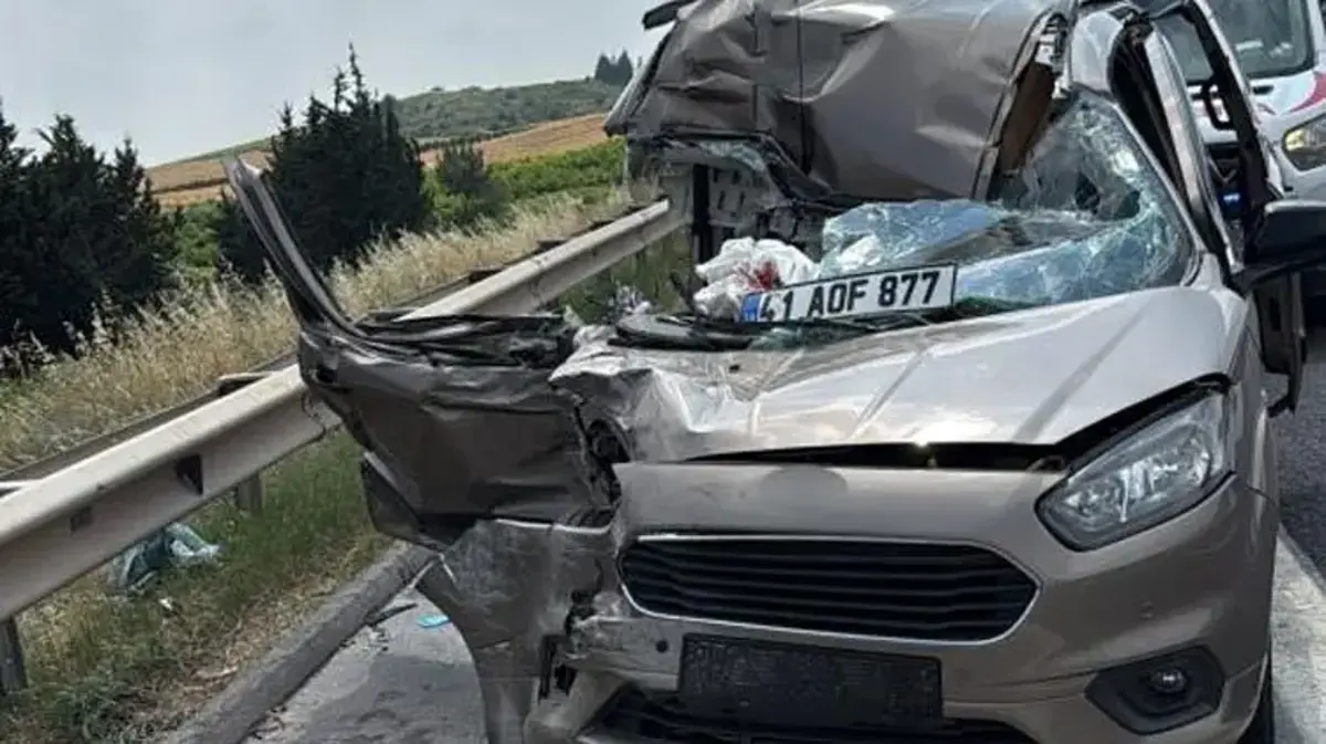 Ticari araç ile tırın çarpıştığı kazada 1 kişi hayatını kaybetti, 4 kişi yaralandı
