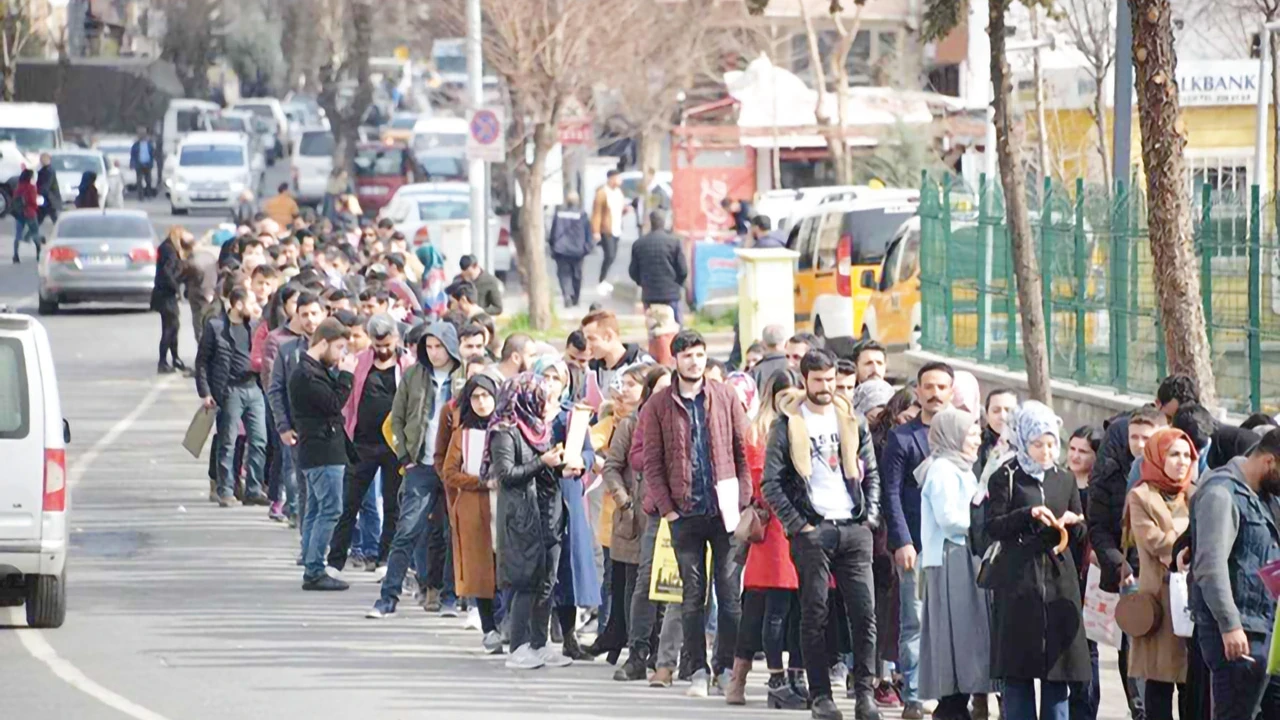 Gençler İŞKUR’un kapısına dayandı