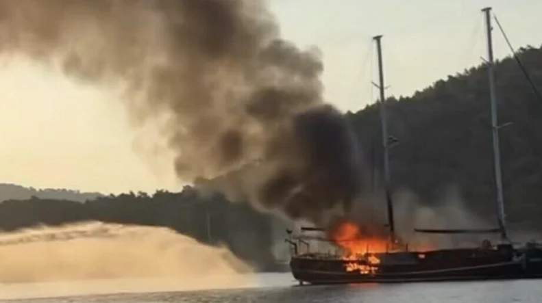 Göcek’te can pazarı: Yanan tur teknesi sulara gömüldü