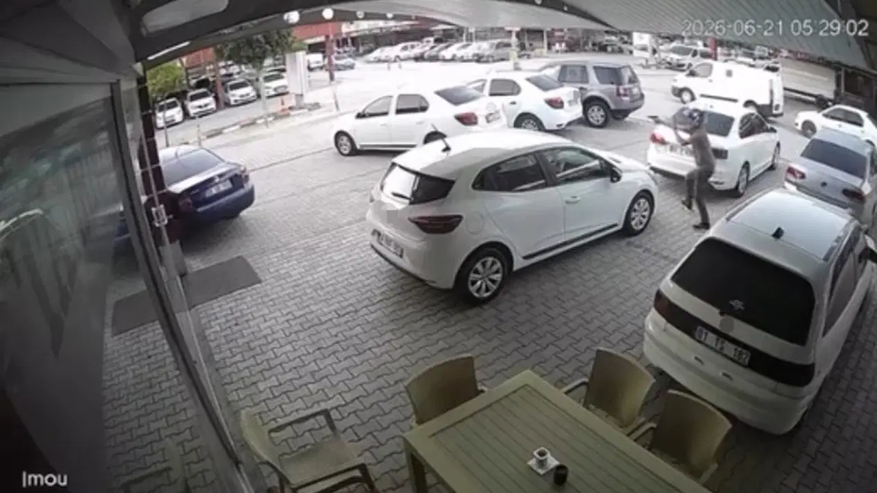Oto galericiler sitesine kurşun yağdırdılar: Çok sayıda araç zarar gördü, şüpheli kaçtı