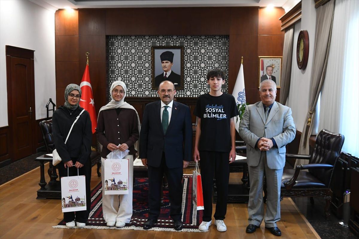 Balıkesir'de kompozisyon yarışmasında dereceye giren öğrenciler ödüllendirildi