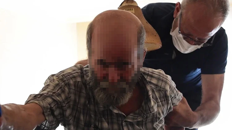 Polisten yardım istedi! Biriktirdiği çöpler yüzünden evinde mahsur kalan adam kurtarıldı