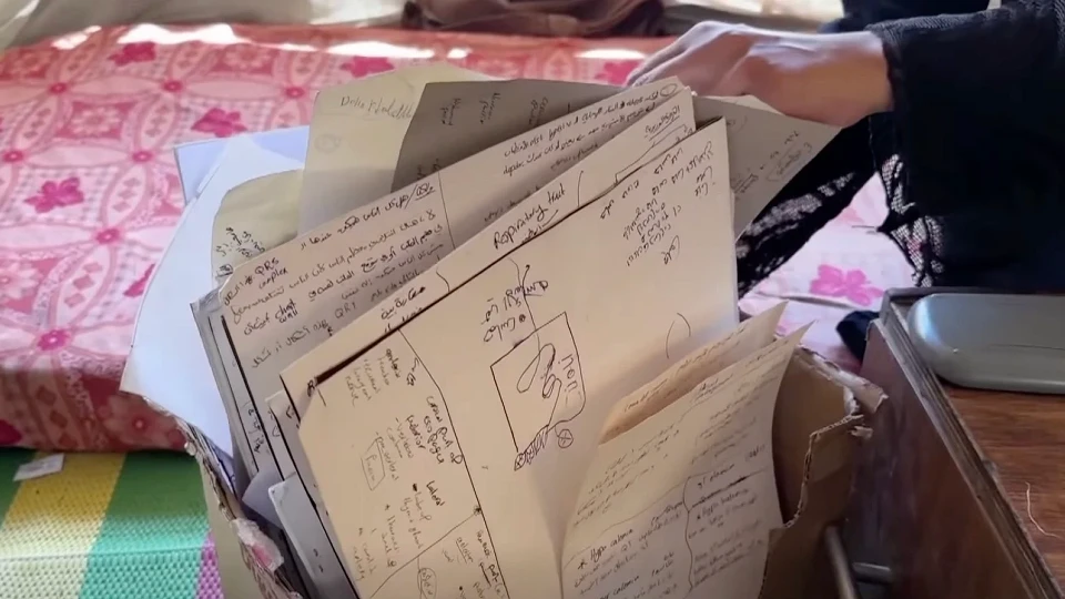 Gazze’de kağıt kıtlığı: İsrail'in saldırıları ve yardım engelleyişleri, öğrencileri yardım kolilerini defter olarak kullanmaya zorluyor | GÜNDEM HABERLERİ