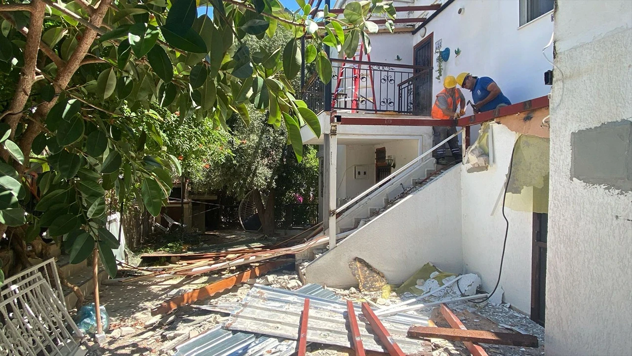 Bodrum'da kaçak yapılar tek tek yıkılıyor