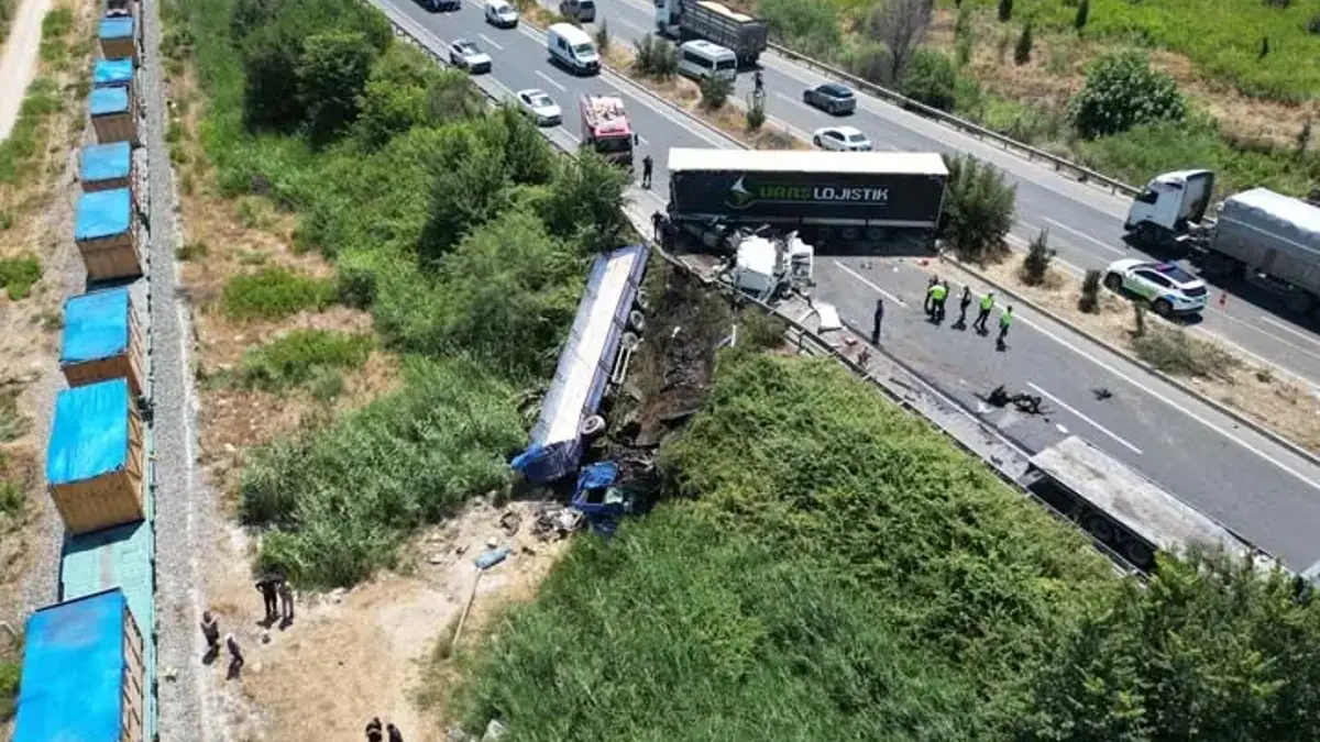2 tır kafa kafaya çarpıştı: 1 ölü
