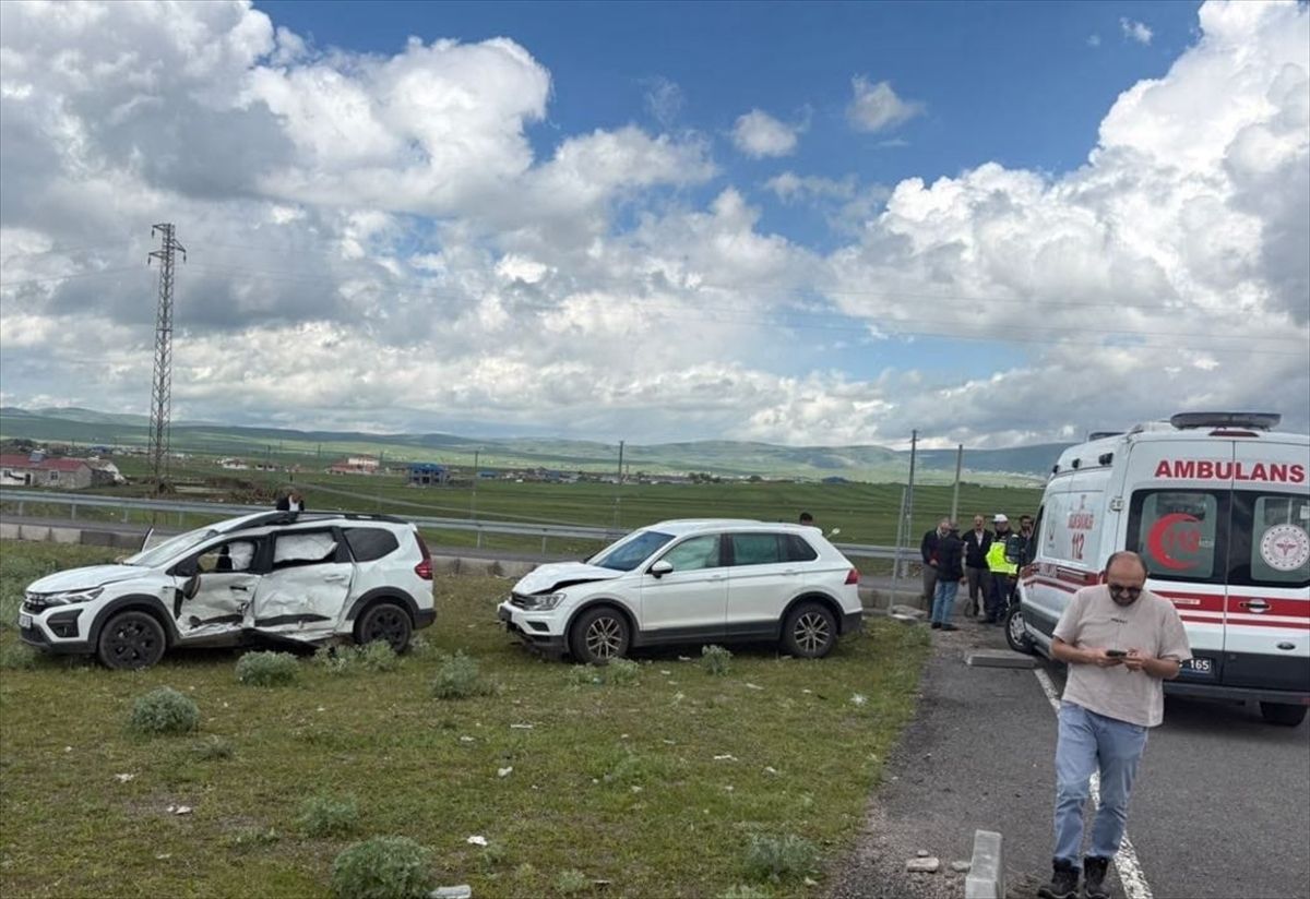 Ardahan'da iki otomobilin çarpıştığı kazada 3 kişi yaralandı