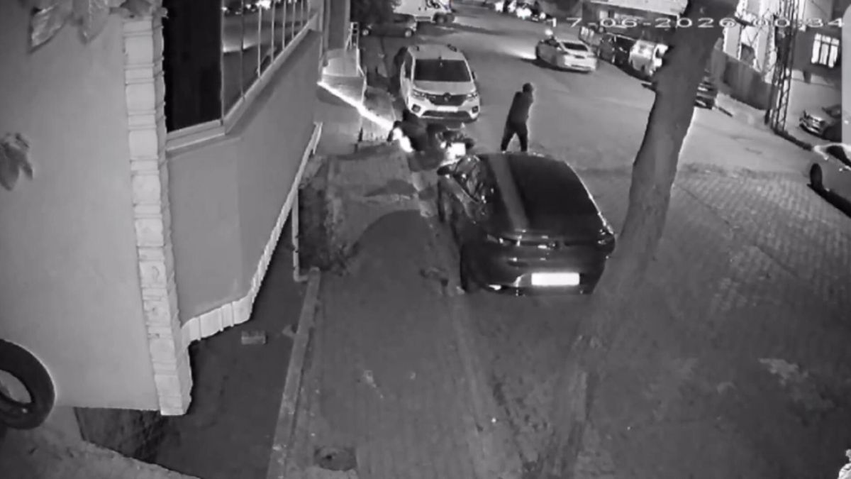 Esenyurt'ta iki grup arasında silahlı çatışma kamerada