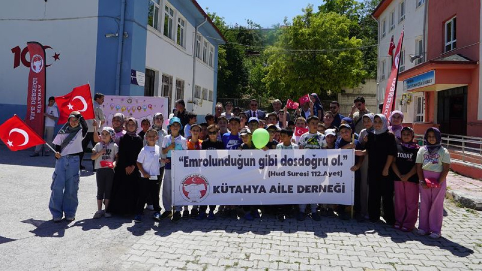 Kütahya Valisi Işın çocuklara dondurma ikram etti