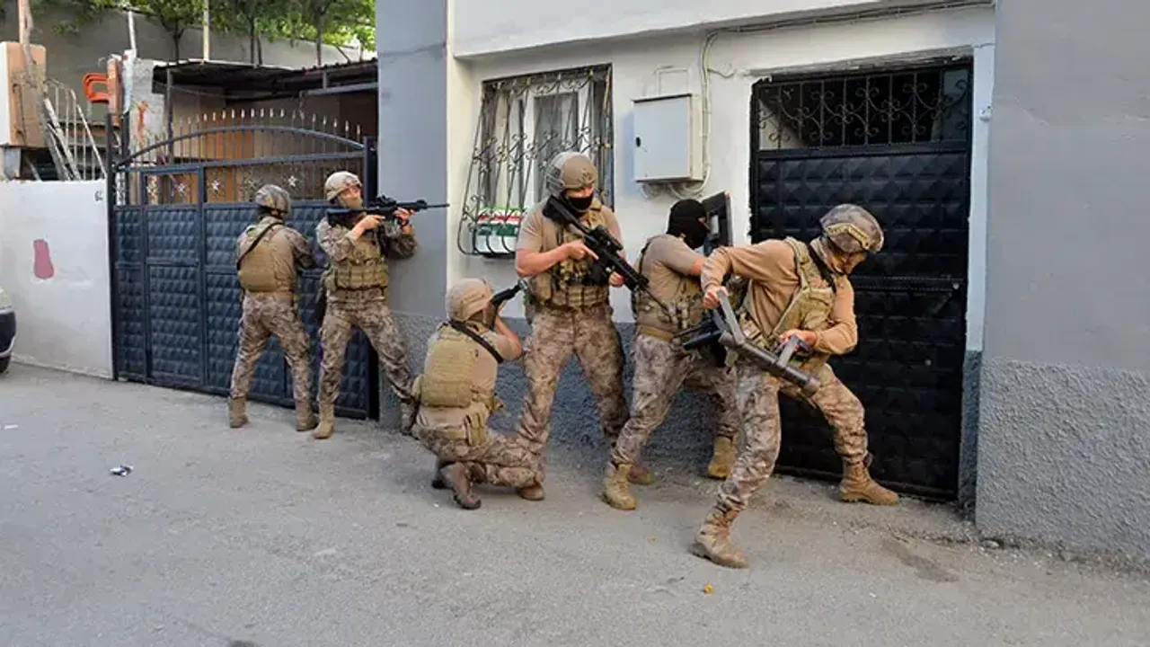 Adana'da iki suç örgütüne şafak operasyonu: 79 şüpheli yakalandı