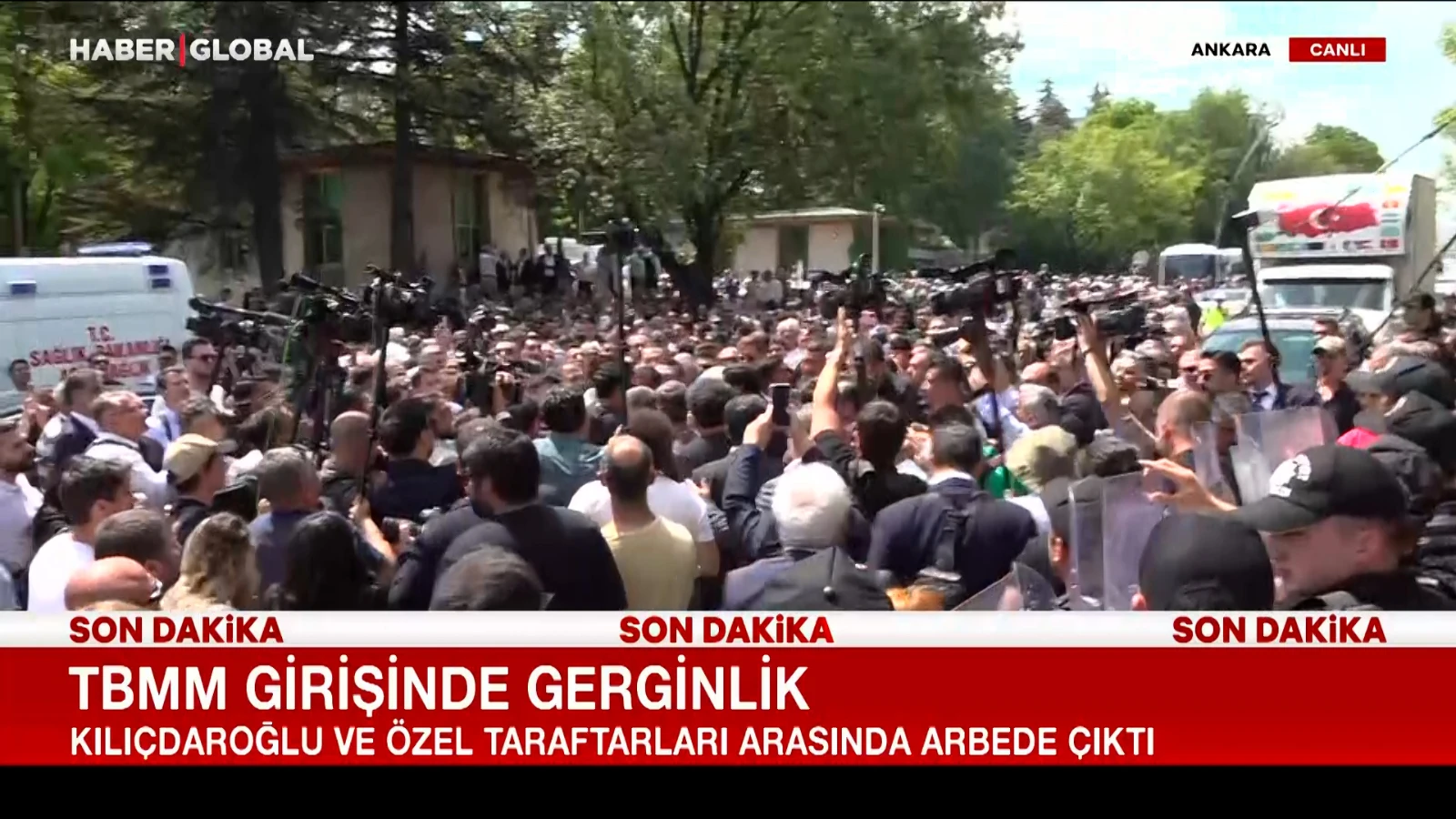 Meclis girişinde gerginlik: Özel ve Kılıçdaroğlu taraftarları arasında arbede çıktı