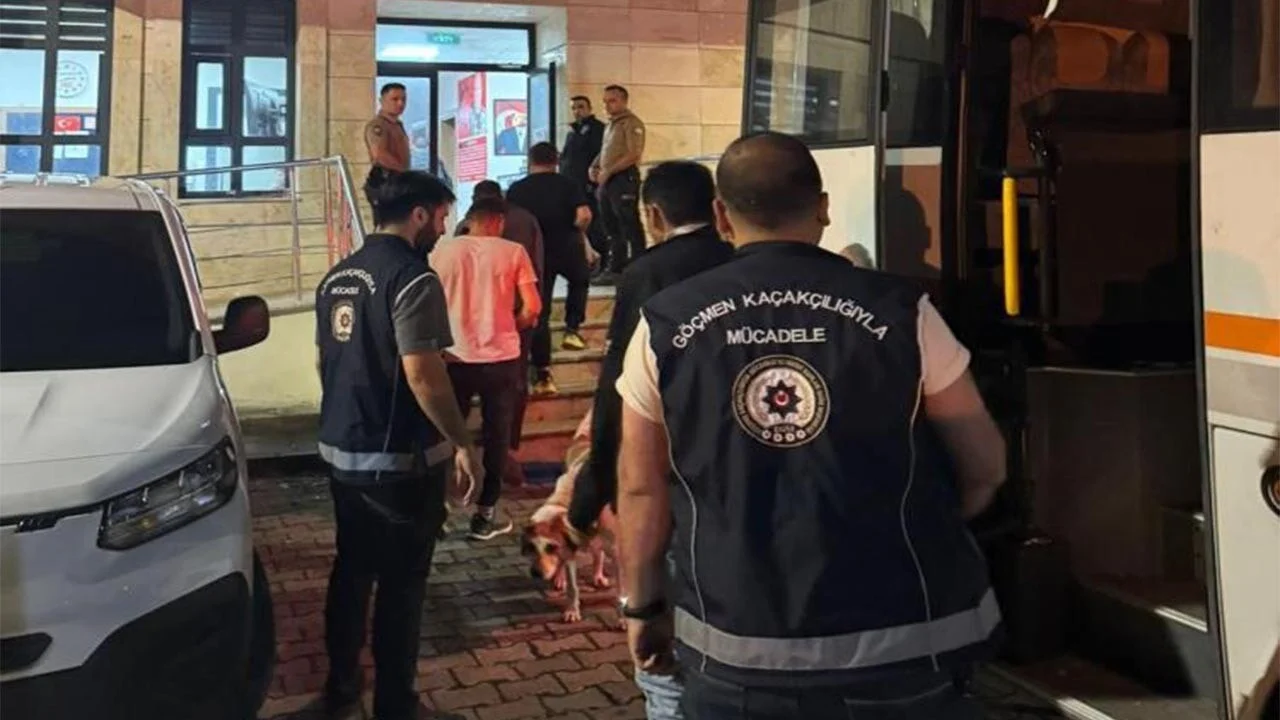 56 Afganlı kaçak göçmen polisin takibinden kaçamadı