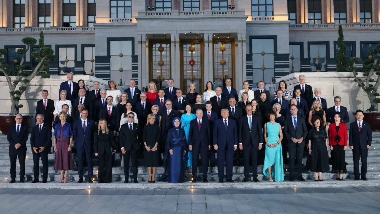 NATO zirvesinde liderler resepsiyonda buluştu