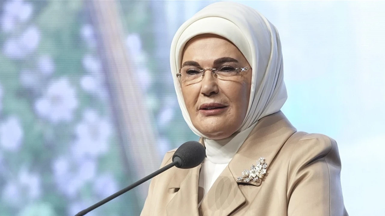 Emine Erdoğan'dan karne alan öğrencilere tebrik