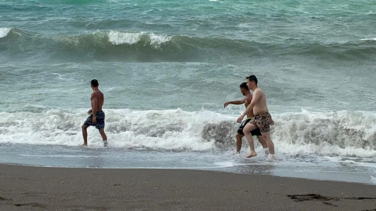 Karadeniz’de şiddetli rüzgar dalga yüksekliğini artırdı: Tehlikeye rağmen denize girdiler