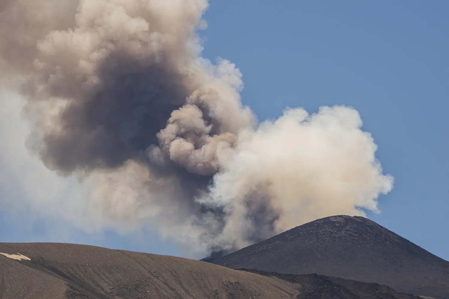 Etna Yanardağı yeniden kükredi: Ülkede uçuşlar askıya alındı