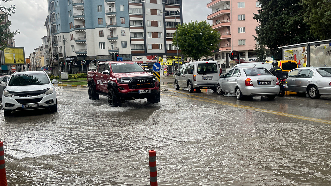 Çorum’da sağanak sonrası sokaklar göle döndü
