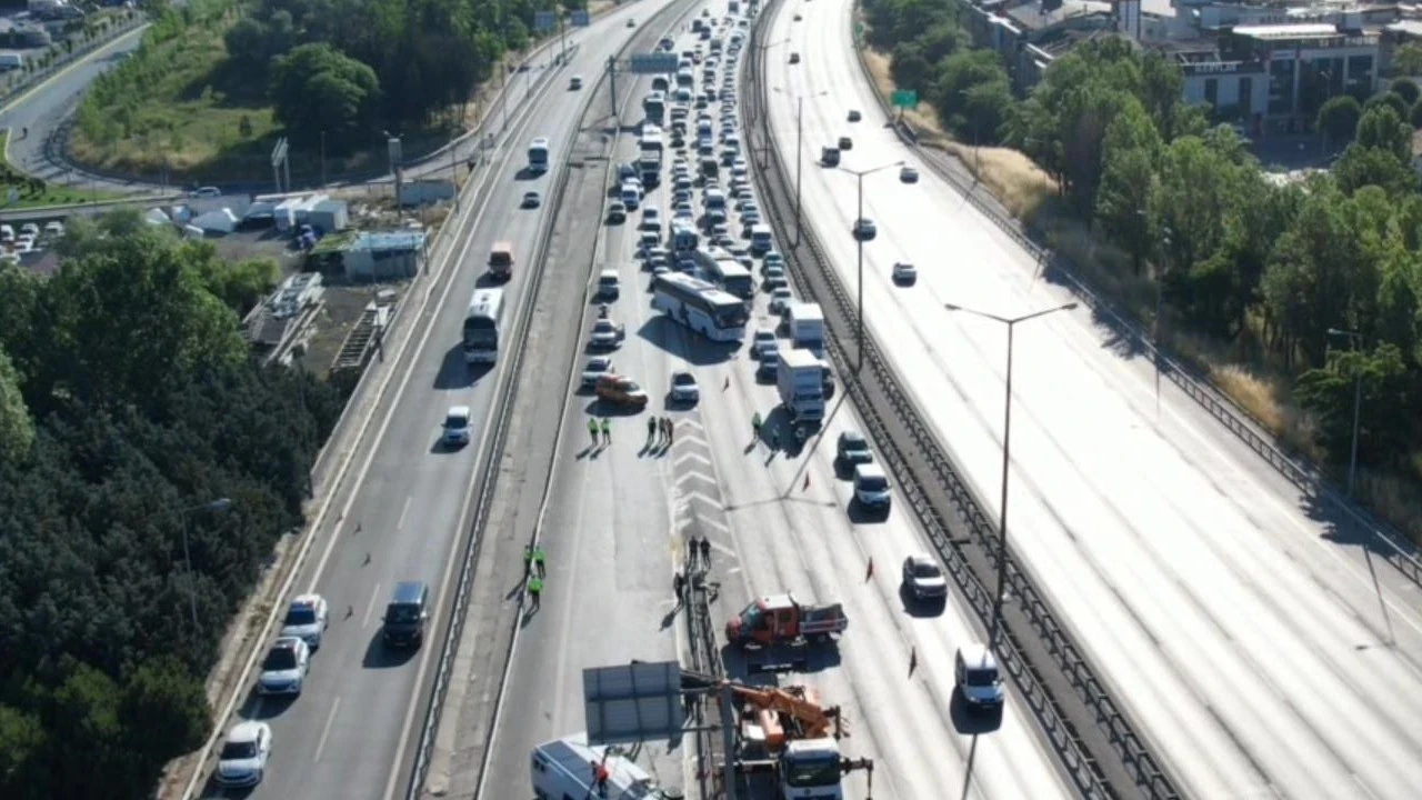TEM’de dehşet anları: Midibüs bariyerlere çarptı: 12 yaralı