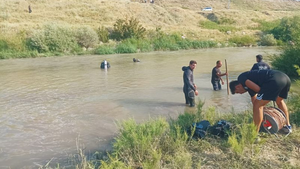 Muş'ta çaya düşen kardeşlerden biri öldü, diğeri aranıyor