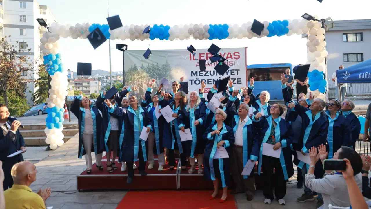 Karabağlar İleri Yaş Akademileri ilk mezunlarını verdi