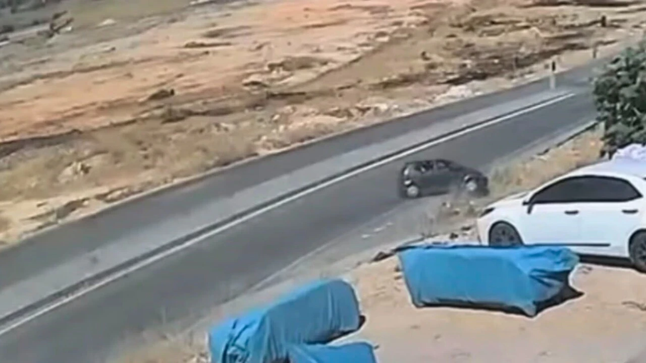 Direksiyon hakimiyetini kaybetti: Araç menfeze uçtu, 3 kişi yaralandı