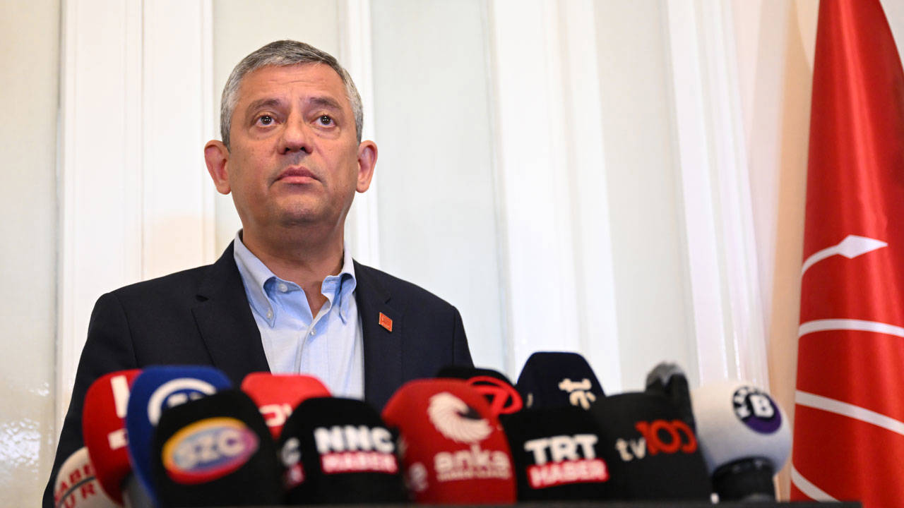 Özgür Özel'den çağrı: Tüm CHP'lileri, görevden alınan il başkanlıklarına davet ediyoruz