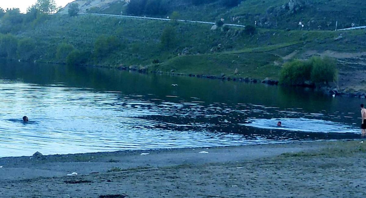 Sıcaktan bunalan gençler Çıldır Gölü'nde serinliyor