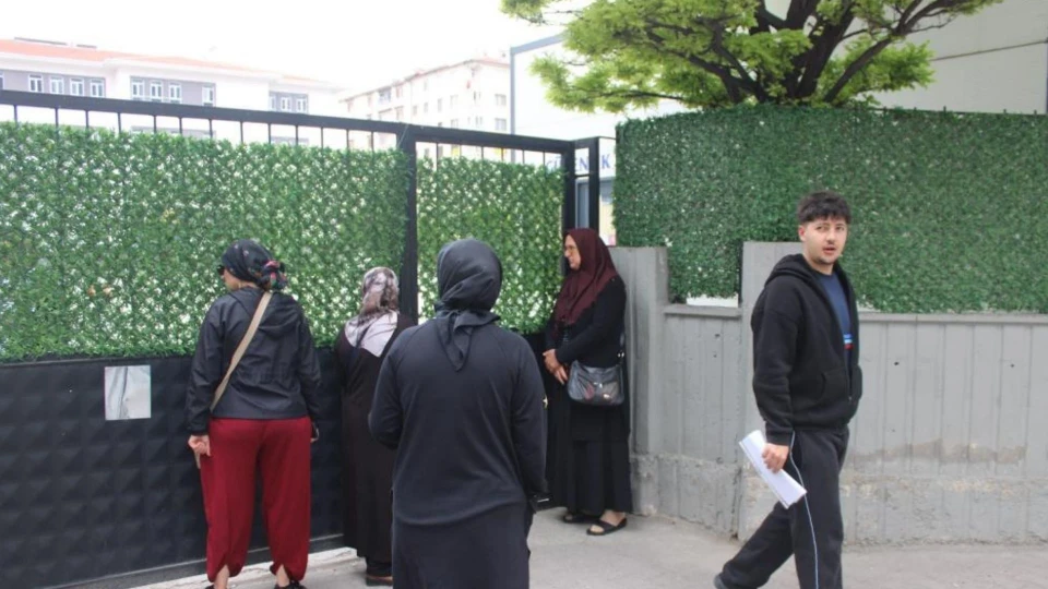 Kayseri'de kapıların kapanmasıyla sınava giremeyen genç gözyaşlarını tutamadı