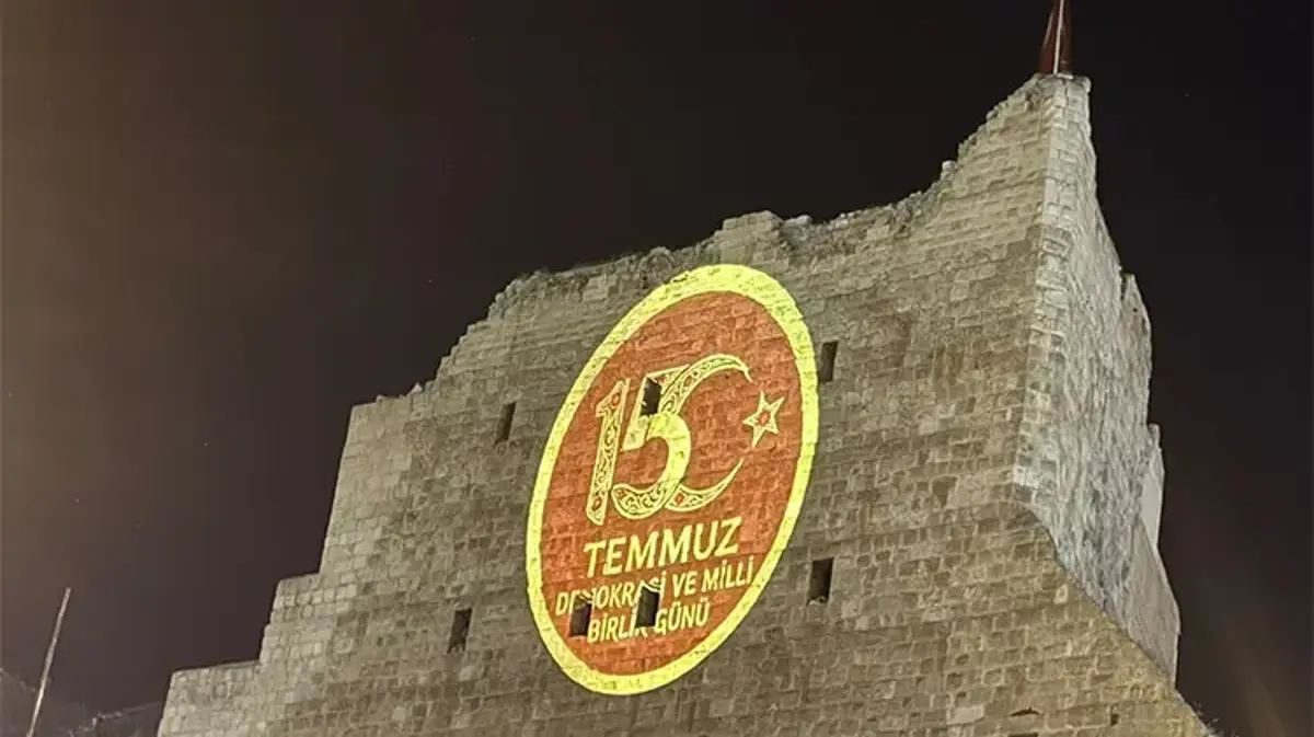 3 bin yıllık Birecik Kalesi'nde 15 Temmuz'a özel ışık gösterisi! Surlara yansıtıldı