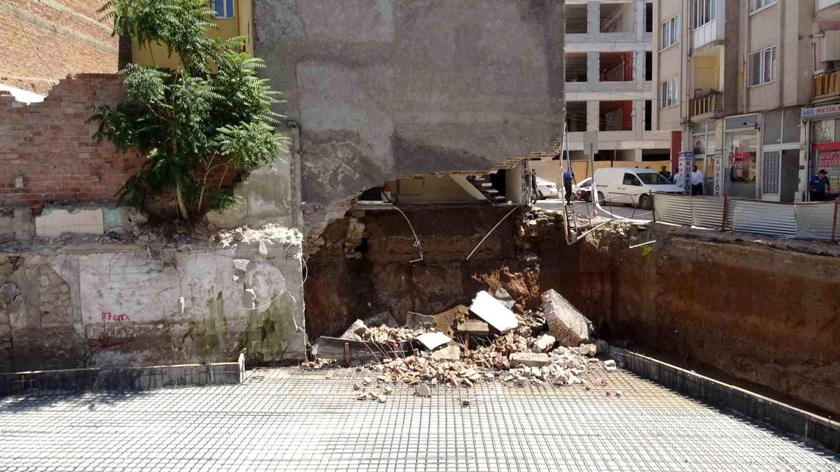 Malatya'da göçük sonrası mühürlenen apartmandan kopan parçalar paniğe neden oldu