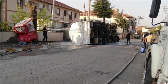 Devrilen akaryakıt tankerindeki sızıntı kontrol altına alındı