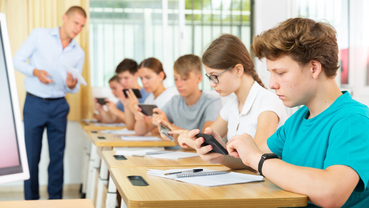 Hükümet hazırlanıyor! Okullarda cep telefonu yasaklanıyor