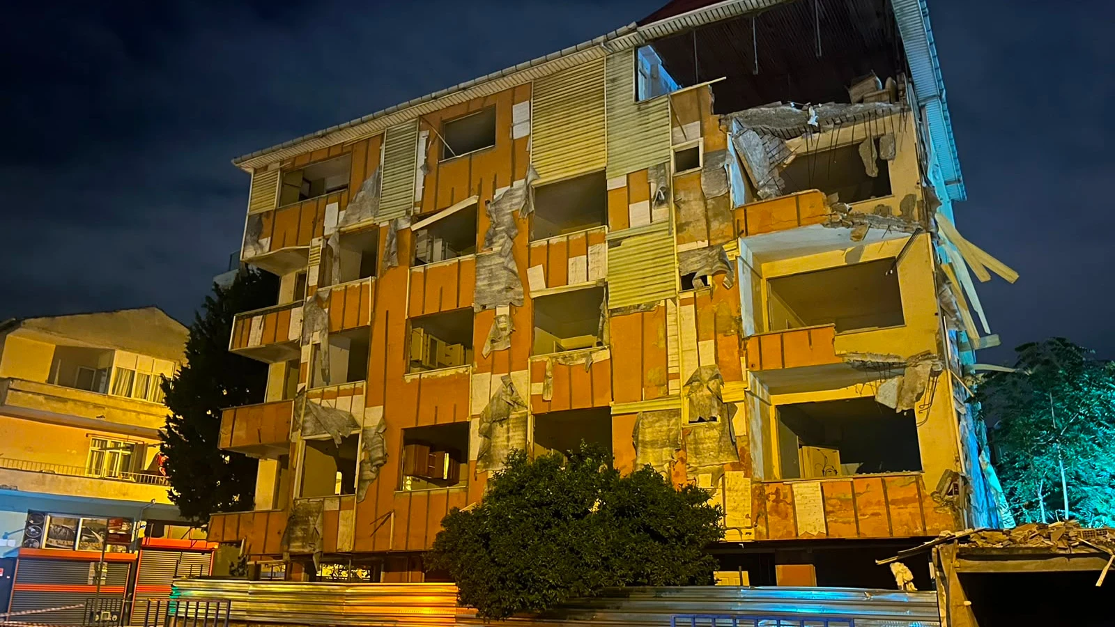 Kartal'da tahliye edilen 5 katlı binanın balkonları ve duvarı çöktü