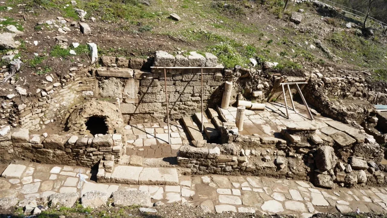 Aspendos'ta 2 bin yıllık tiyatro caddesi gün yüzüne çıktı! Antik tiyatrodan Akropolise uzanan 300 metrelik güzergâh yeniden ayağa kaldırıldı
