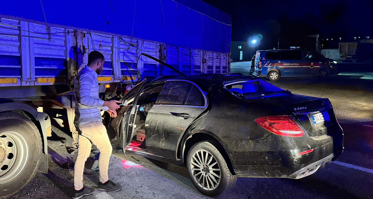 Lüks otomobil benzin istasyonundan çıkan tırın altına girdi: 1’i ağır 2 yaralı