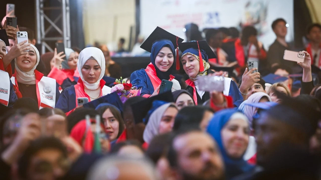 Türkiye bursları dünyaya 2 bin 800 yeni gönül elçisi kazandırdı