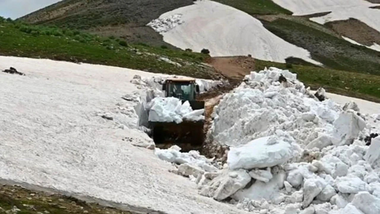 Bitlis'te karla mücadele devam ediyor