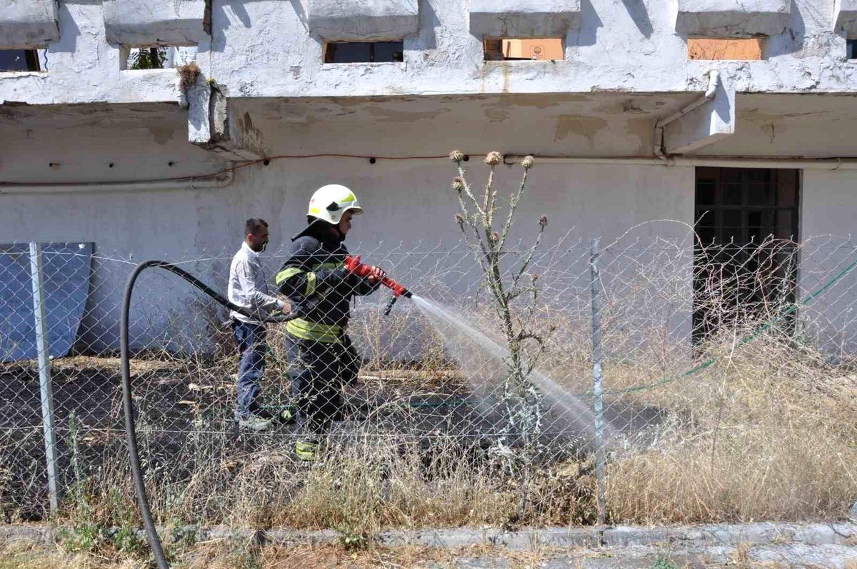 Menteşe'de otel arkasındaki otluk alanda yangın