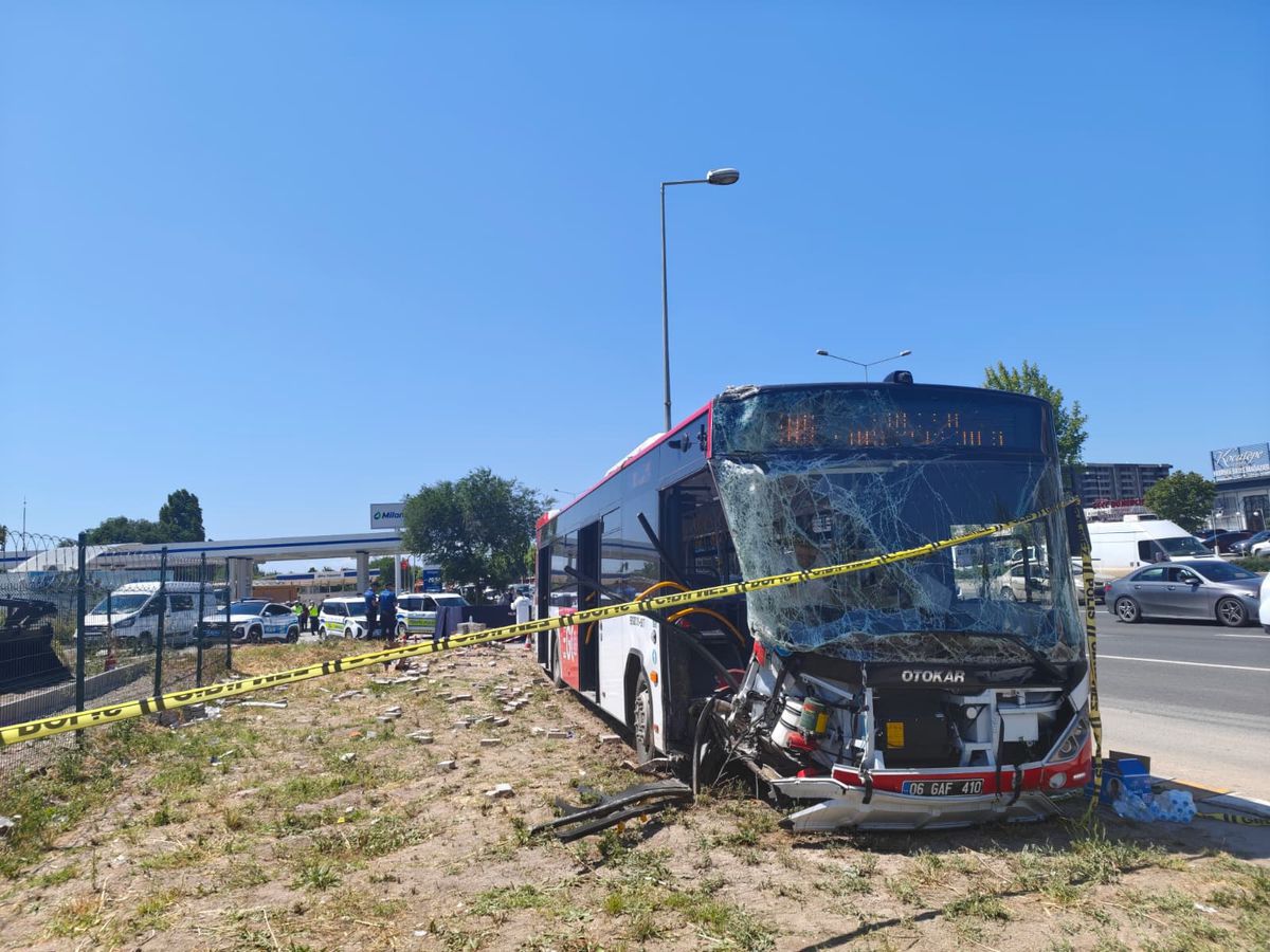 Ankara'da Otobüs ve Hafif Ticari Araç Çarpıştı: 1 Ölü, 9 Yaralı