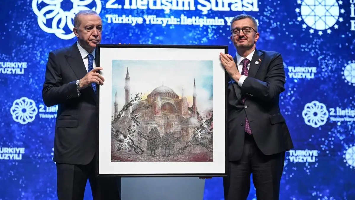 Cumhurbaşkanı Erdoğan'a 2. İletişim Şurası'nda Ayasofya tablosu hediye edildi