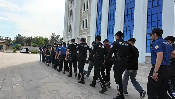 Adıyaman'da sosyal medyada "silah teşhiri" yapan çok sayıda zanlı gözaltına alındı